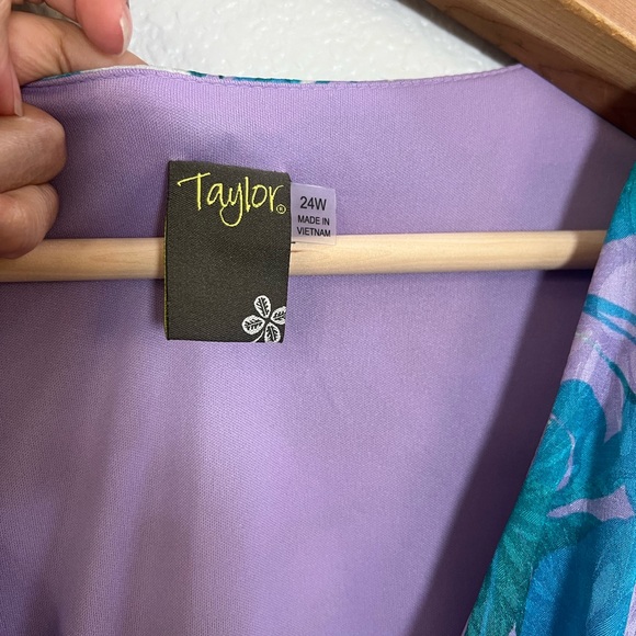 Taylor Plus Size blue white multi colored floral V-Neck Chiffon Dress - Picture 10 of 11